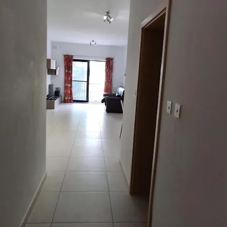Spacious Two Bedroom Within 5 Minutes Walk From St Thomas Bay In Marsascala Apartamento
