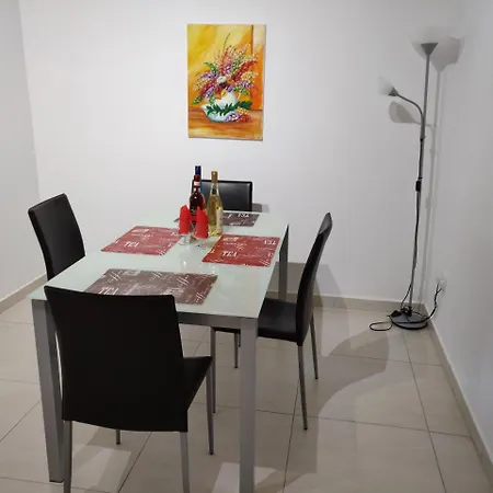 Apartamento Spacious Two Bedroom Within 5 Minutes Walk From St Thomas Bay In Marsascala *